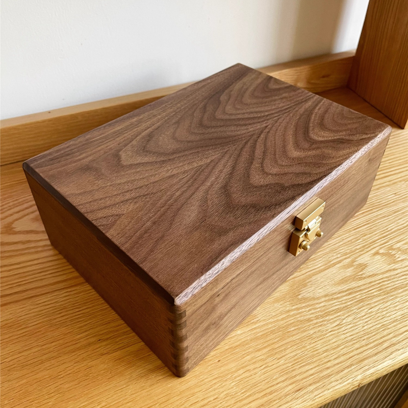 Walnut Wood Jewelry Box with L - Body Jewelry Display Case recensione e prezzo