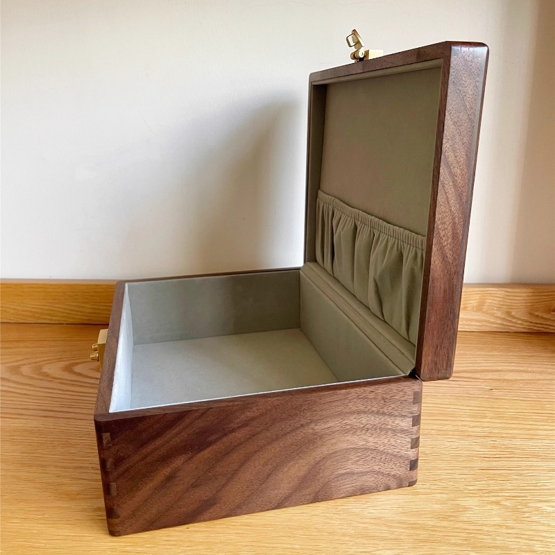 Walnut Wood Jewelry Box with L - Body Jewelry Display Case recensione e prezzo
